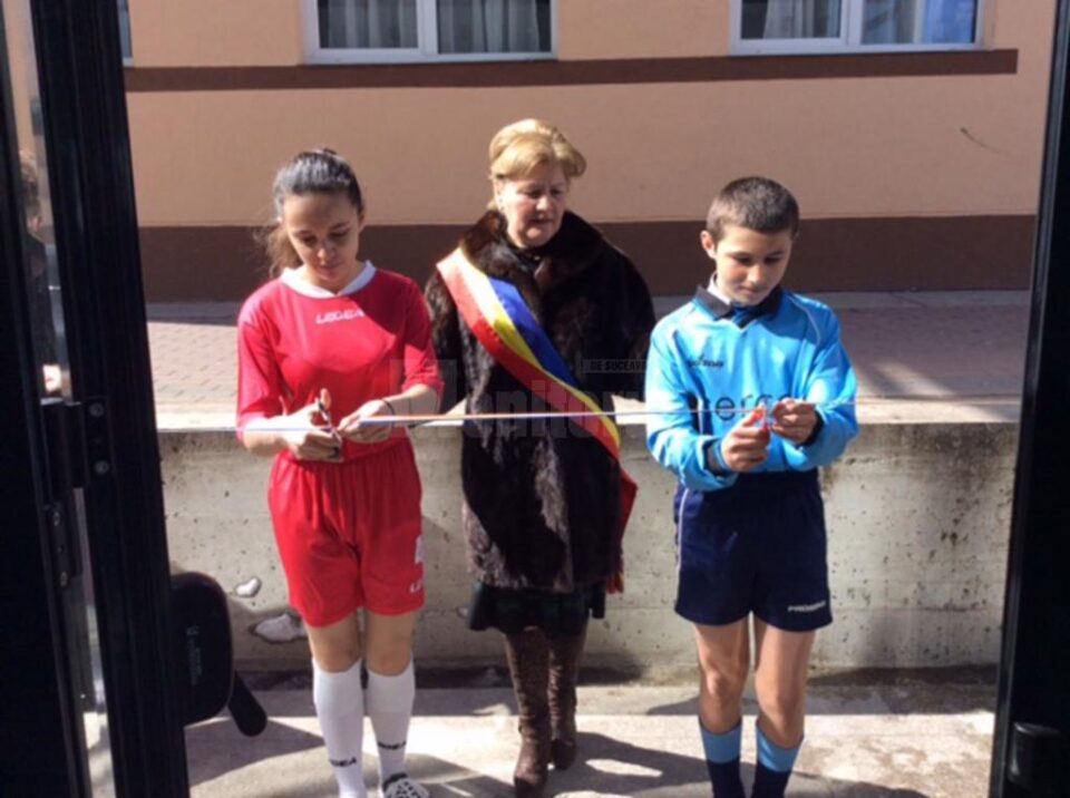 Primarul comunei Voitinel, Maria Pleșca tăind panglica de inaugurare a sălii de sport