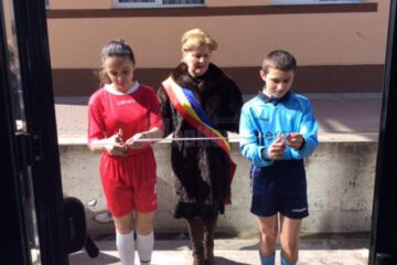 Primarul comunei Voitinel, Maria Pleșca tăind panglica de inaugurare a sălii de sport