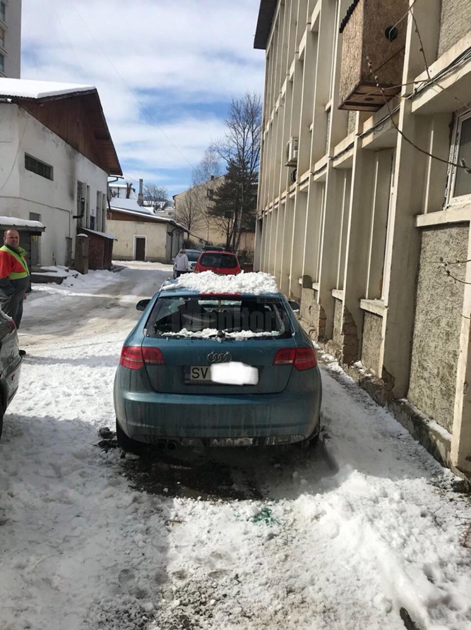 Mașina avariată de zăpada căzută de pe acoperișul Policlinicii
