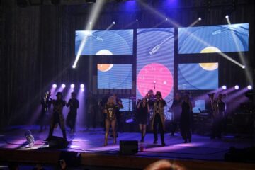 Spectacol incendiar, cu o tematică inovatoare, oferit de Loredana publicului sucevean