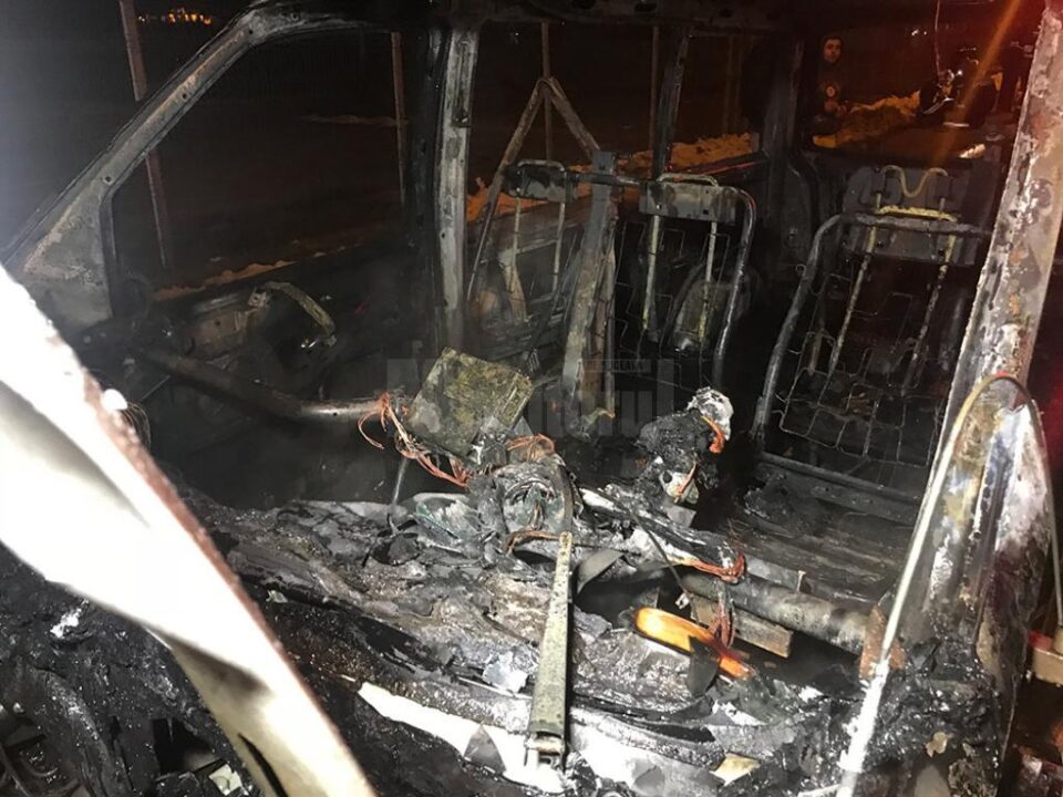 Flăcările au distrus mașina