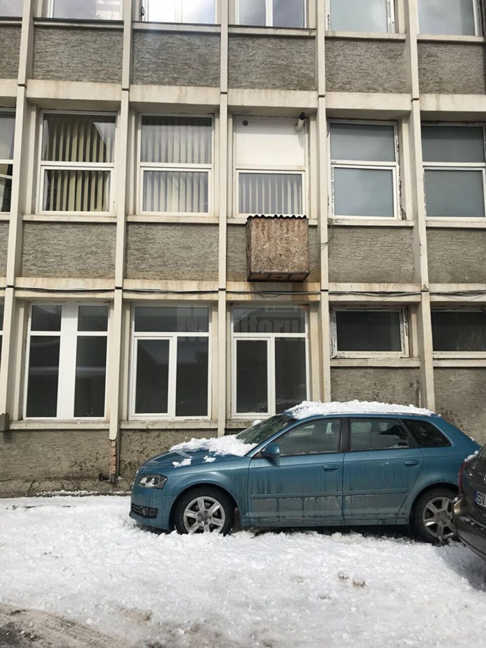 Mașina avariată de zăpada căzută de pe acoperișul Policlinicii