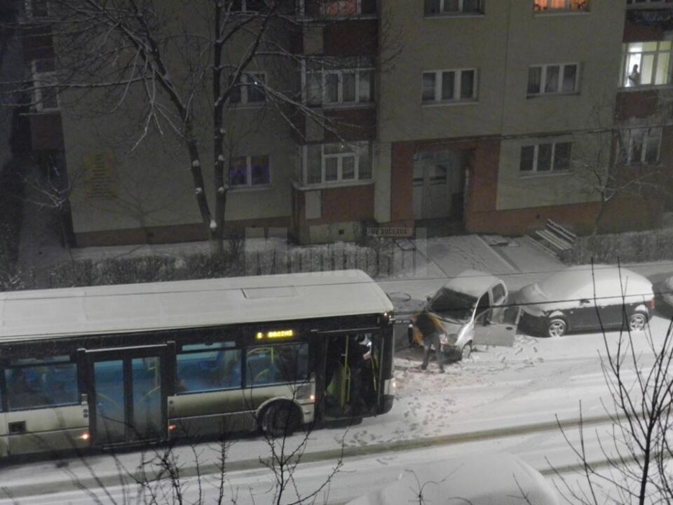 Autobuzele TPL care se duceau ca săniile la vale, în Obcini Foto: V. Adomnicăi