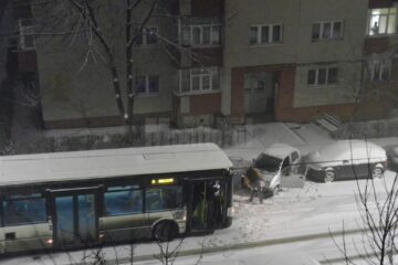 Autobuzele TPL care se duceau ca săniile la vale, în Obcini Foto: V. Adomnicăi