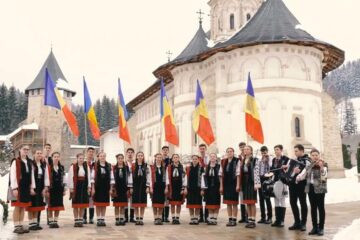 Grupul vocal-tradițional „Ai lui Ștefan, noi oșteni”, de la liceul din Vicovu de Sus