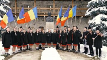 Grupul vocal-tradițional „Ai lui Ștefan, noi oșteni”, de la liceul din Vicovu de Sus