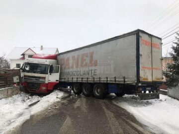 Tirul care a derapat și a blocatul în totalitate drumul care face legătura între Bosanci și Cumpărătura