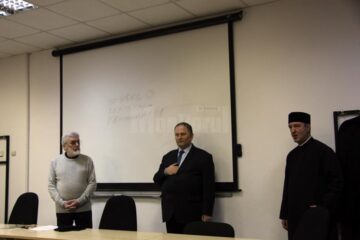 Prof. Nicolae Ulieriu, conf. univ. dr. Florin Pintescu și pr. Constantin Ciupu, parohul Bisericii „Sfântul Simion” din Suceava