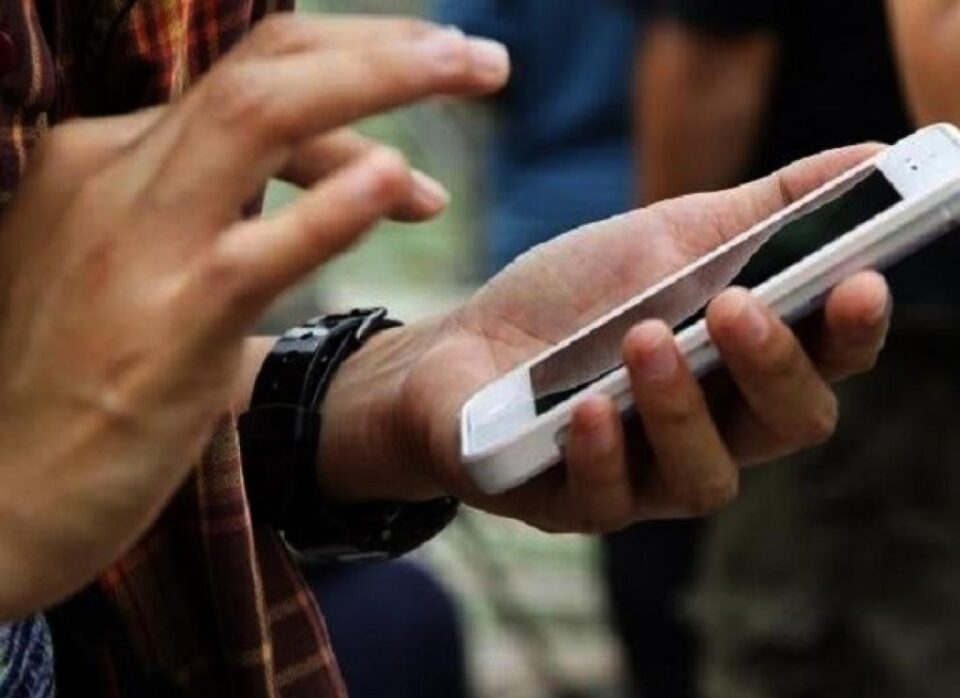 A cumpărat de pe internet un telefon stricat