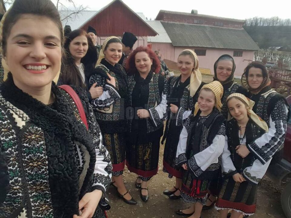 Violeta Țăran alături de formația de dansuri pe generații din Berchișești