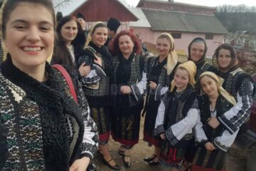 Violeta Țăran alături de formația de dansuri pe generații din Berchișești