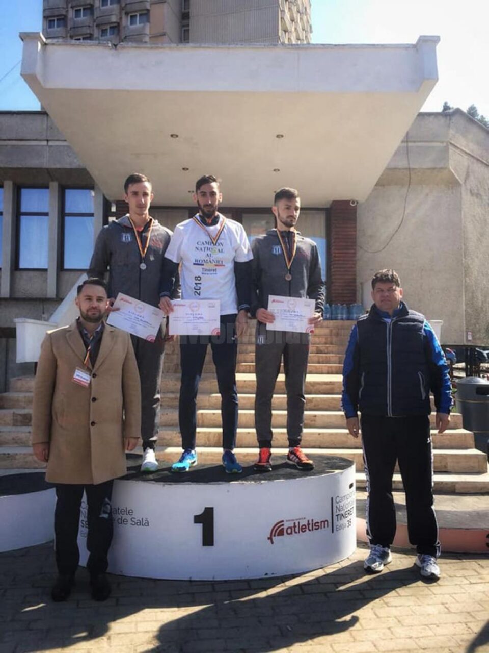 Andrei Gafita, locul I la tineret si antrenorul Radu Mihalescu (dreapta)