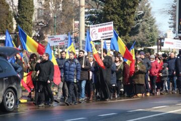 Doctorii Valeriu Gavrilovici și Mircea Pușcașu, în fruntea coloanei de manifestanți