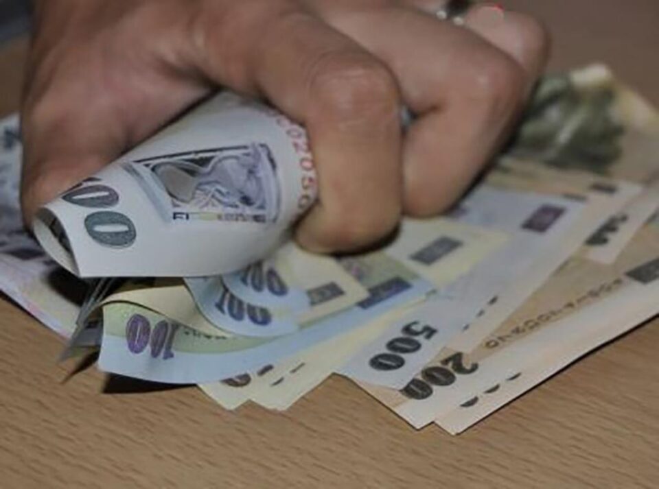 L-au ajutat la tăiat lemne și apoi l-au lăsat fără bani FOTO Cuget liber
