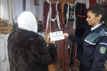 În cadrul acțiunii, polițiștii au distribuit oamenilor ghidul de prevenire a înșelăciunilor