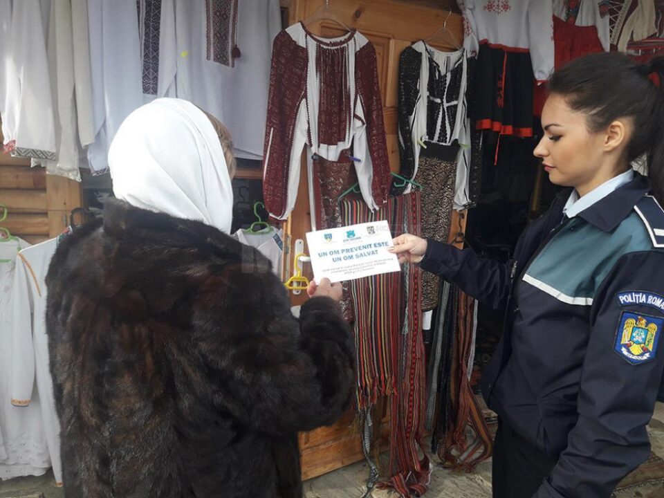 În cadrul acțiunii, polițiștii au distribuit oamenilor ghidul de prevenire a înșelăciunilor În cadrul acțiunii, polițiștii au distribuit oamenilor ghidul de prevenire a înșelăciunilor
