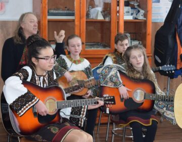 Ștefan Hrușcă sprijină copiii pasionați de folk din Ciocănești