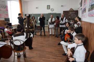 Ștefan Hrușcă sprijină copiii pasionați de folk din Ciocănești