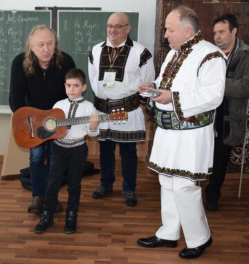 Ștefan Hrușcă sprijină copiii pasionați de folk din Ciocănești
