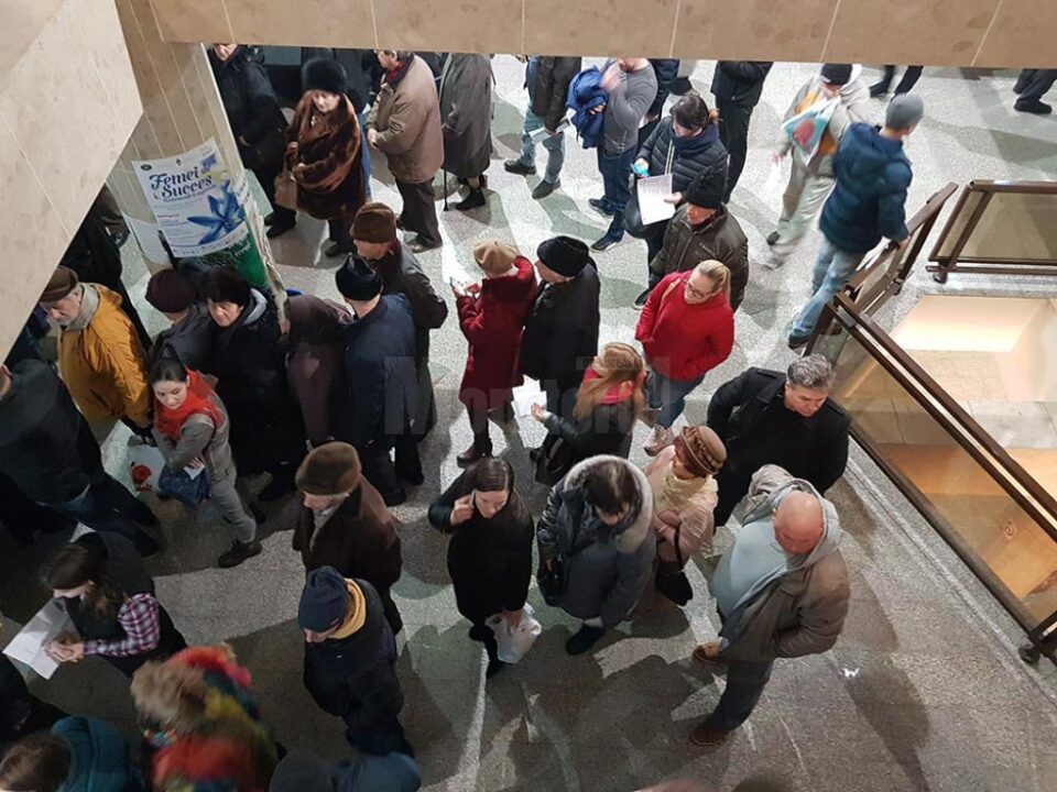 Ghișeele Primăriei Suceava sunt asaltate de zeci și zeci de persoane fizice, dar și juridice, care vor să se achite de obligațiile fiscale pe anul în curs Ghișeele Primăriei Suceava sunt asaltate de zeci și zeci de persoane fizice, dar și juridice, care vor să se achite de obligațiile fiscale pe anul în curs