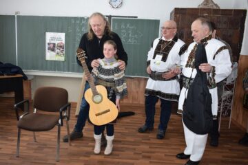 Ștefan Hrușcă sprijină copiii pasionați de folk din Ciocănești