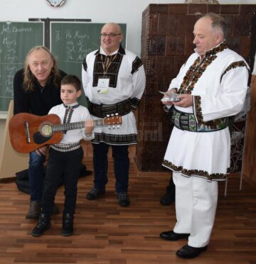 Ștefan Hrușcă sprijină copiii pasionați de folk din Ciocănești