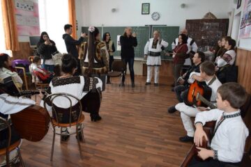 Ștefan Hrușcă sprijină copiii pasionați de folk din Ciocănești