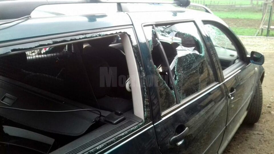 Mașina în care se aflau cei doi soți care au fost atacați