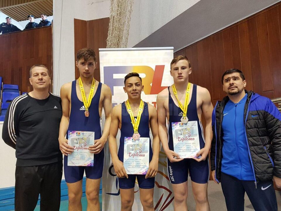 Cei trei suceveni medaliați, alături de antrenorii Andrei Bolohan și Daniel Ciubotariu