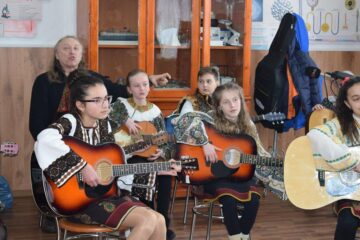 Ștefan Hrușcă sprijină copiii pasionați de folk din Ciocănești