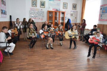 Ștefan Hrușcă sprijină copiii pasionați de folk din Ciocănești