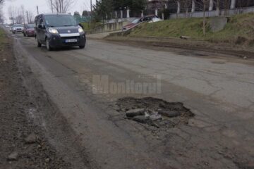 Drumuri naționale și județene intens circulate, pline de gropi care pun în pericol siguranța traficului