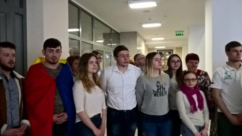 La manifestarea de la Suceava participă inclusiv un grup de studenți basarabeni