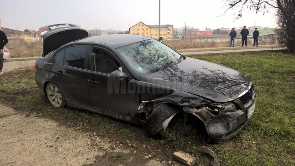 Autoturismul BMW implicat în accident