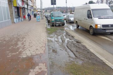 Spațiile verzi din centrul Sucevei, distruse de roțile mașinilor parcate ilegal