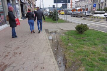Spațiile verzi din centrul Sucevei, distruse de roțile mașinilor parcate ilegal
