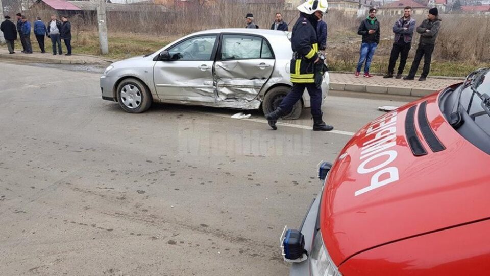 Pompierii au intervenit pentru extragerea celor doi soți din masina care venea regulamentar dinspre Calea Unirii