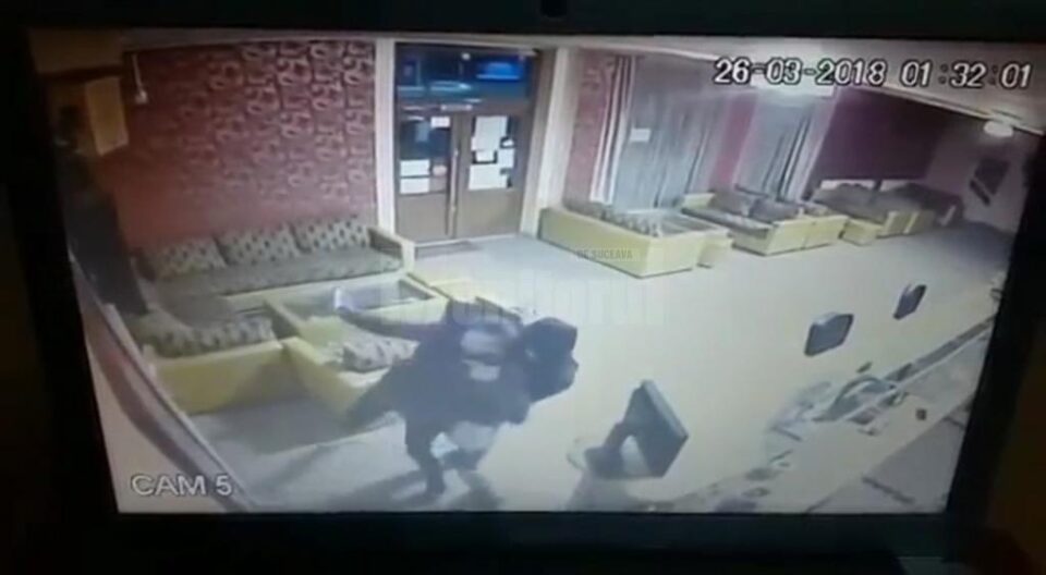 Barmanița s-a luptat cu agresorul