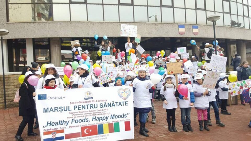 Circa 200 de elevi ai Școlii Gimnaziale Nr. 4 au promovat beneficiile unei alimentații sănătoase