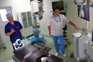Dr. Anatolii Buzdugan și ing. Dragoș Vicoveanu prezintă echipamentul de neuronavigație