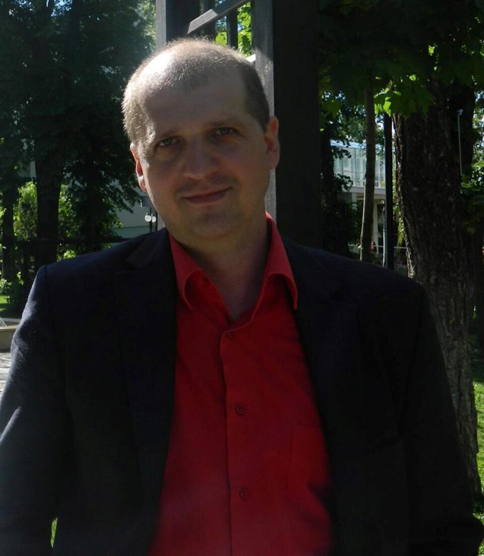 Universitarul Marius Costel Eși lansează Coleg de generație