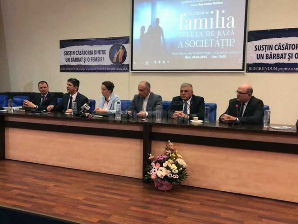 Deputatul PNL Dumitru Mihalescul (al doilea din dreapta), susținător al familiei tradiționale și al valorilor creștine Deputatul PNL Dumitru Mihalescul (al doilea din dreapta), susținător al familiei tradiționale și al valorilor creștine