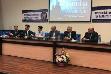 Deputatul PNL Dumitru Mihalescul (al doilea din dreapta), susținător al familiei tradiționale și al valorilor creștine