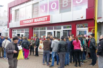 Oamenii s-au adunat în fața sediului Elite Jobs din Piața Mică