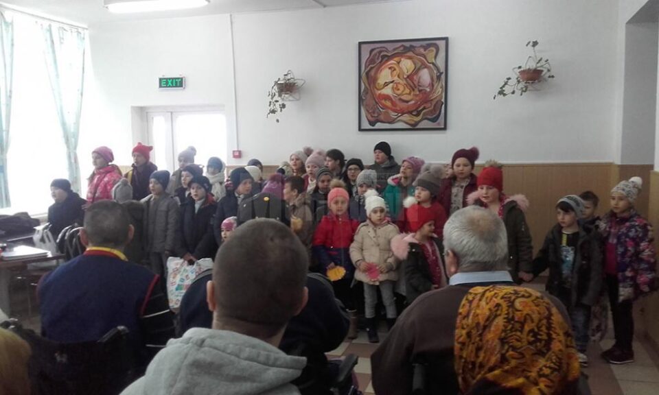 Copiii de la Școala Gimnazială Zvoriștea au vizitat bolnavii de la Centrul de Recuperare din localitate