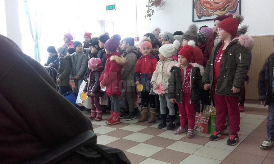 Copiii de la Școala Gimnazială Zvoriștea au vizitat bolnavii de la Centrul de Recuperare din localitate