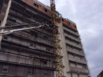 O tânără care a vrut să se arunce de pe o macara, de la 40 de metri înălțime, a fost convinsă să renunțe de negociatorul de la IPJ Suceava