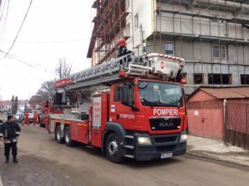 O tânără care a vrut să se arunce de pe o macara, de la 40 de metri înălțime, a fost convinsă să renunțe de negociatorul de la IPJ Suceava