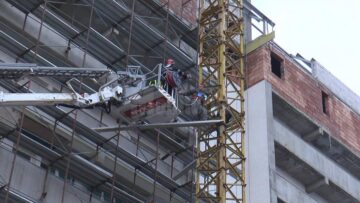 O tânără care a vrut să se arunce de pe o macara, de la 40 de metri înălțime, a fost convinsă să renunțe de negociatorul de la IPJ Suceava