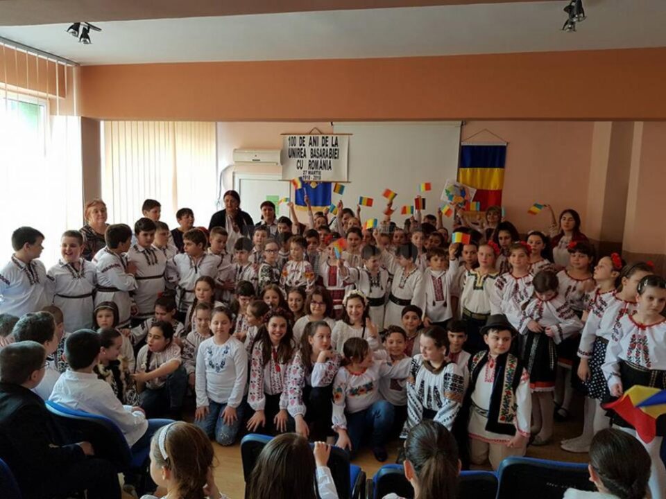 Școala Gimnazială „Miron Costin” a sărbătorit 100 de ani de la Unirea Basarabiei cu România